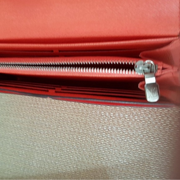 Authentic Louis Vuitton Sarah Wallet in Epi Leather Colour: Poppy Petal - Picture 3 of 10